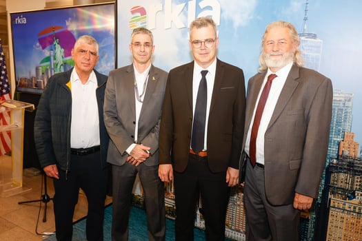 אבנר פלור, מנכ״ל רשות שדות התעופה, משה בן זקן מנכ״ל משרד התחבורה, עוז ברלוביץ מנכ״ל ארקיע, ראש המחלקה הכלכלית בשגרירות ארהב לארי ל ממט, צילום: ערן לם